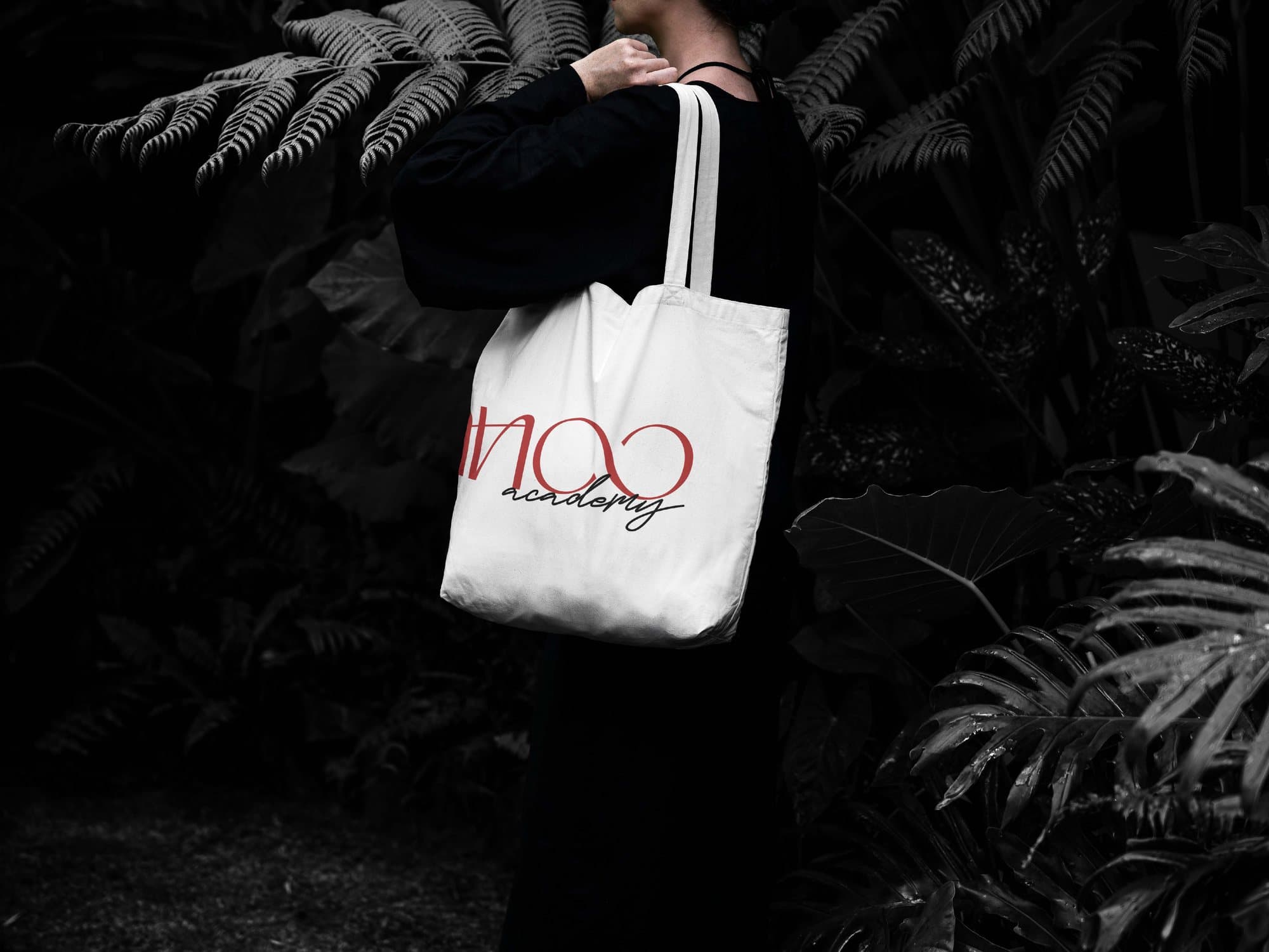 The printed Banoo tote bag, carried