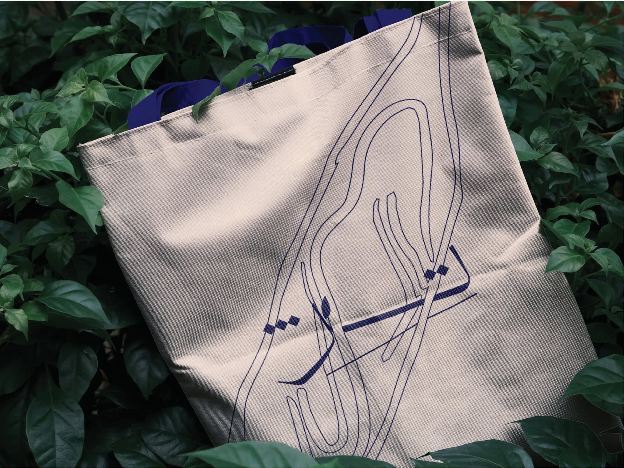 The printed Tezh tote bag among foliage